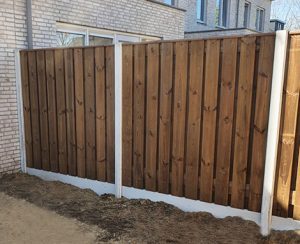 Nobifix schutting met witte beton palen